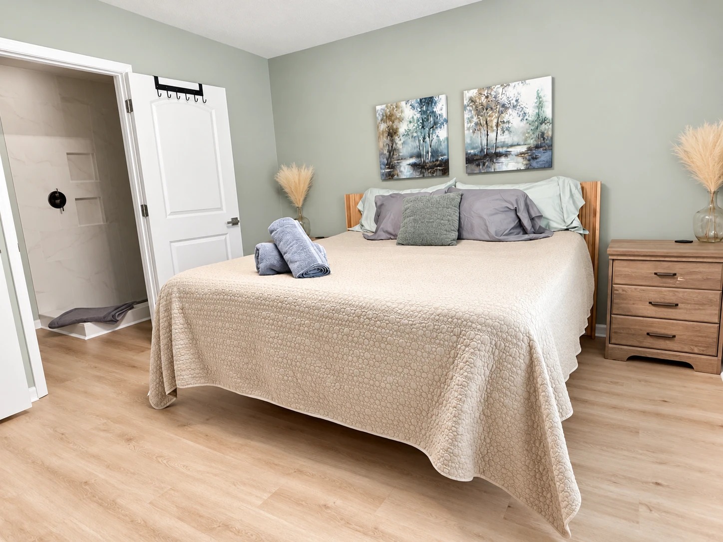 Low Tide Welaka — primary bedroom