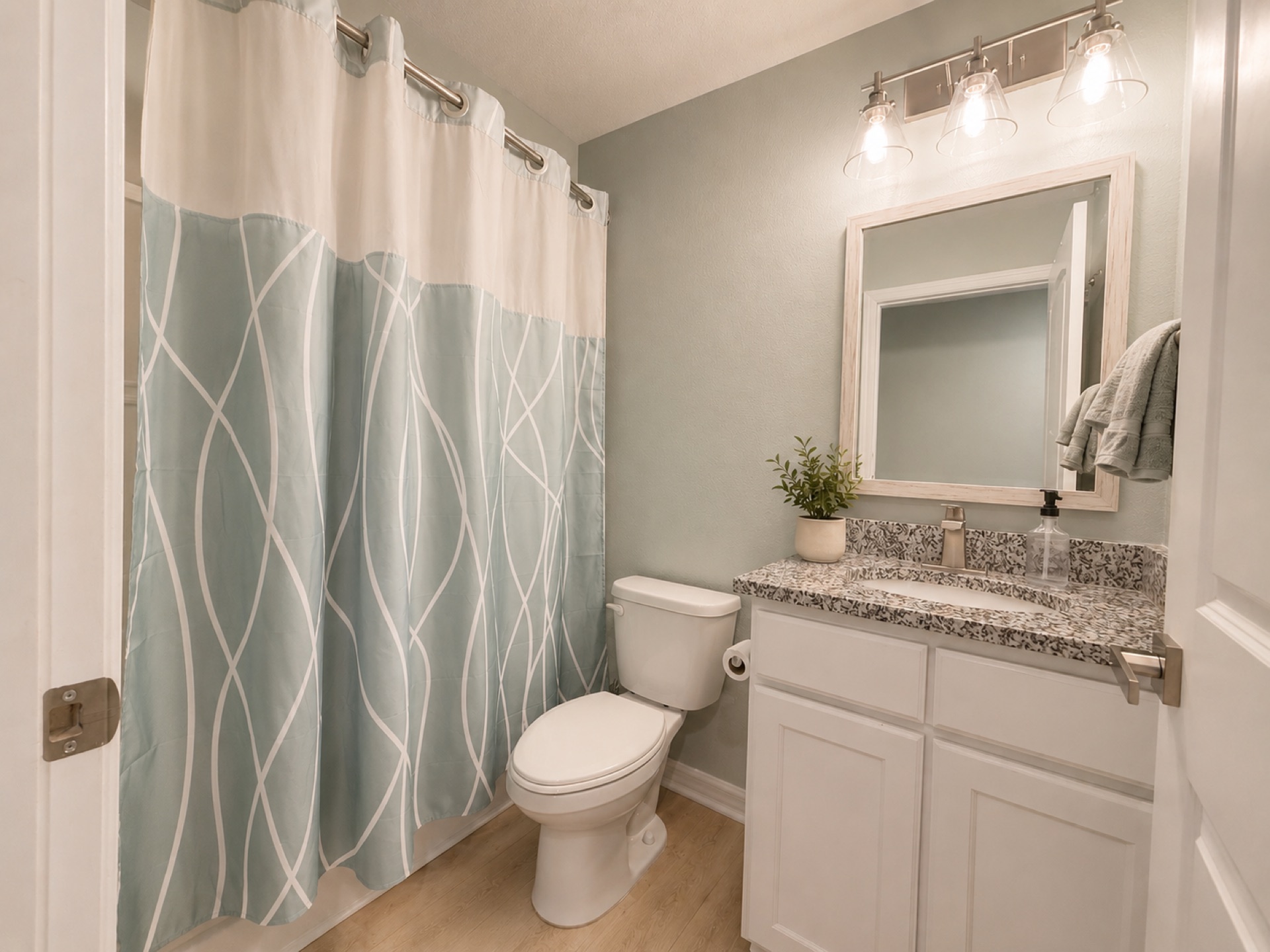 Low Tide Welaka — second bathroom
